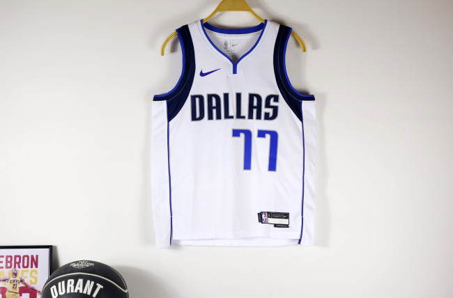 Dallas Mavericks Swingman Jersey White Association Edition 2021 NO.77 Dončić