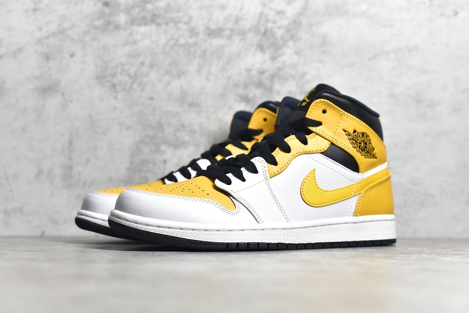 Air Jordan 1 Mid“ University Gold” 554724 170