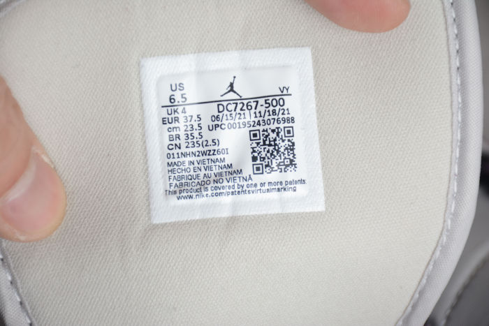 Air Jordan 1 Mid SE Berry Pink