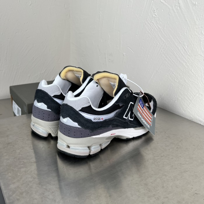 New Balance 2002R Protection Pack - Black / Grey - M2002RDJ
