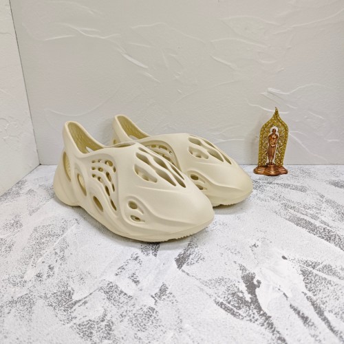 adidas Yeezy Foam Runner Sulfur GV6775