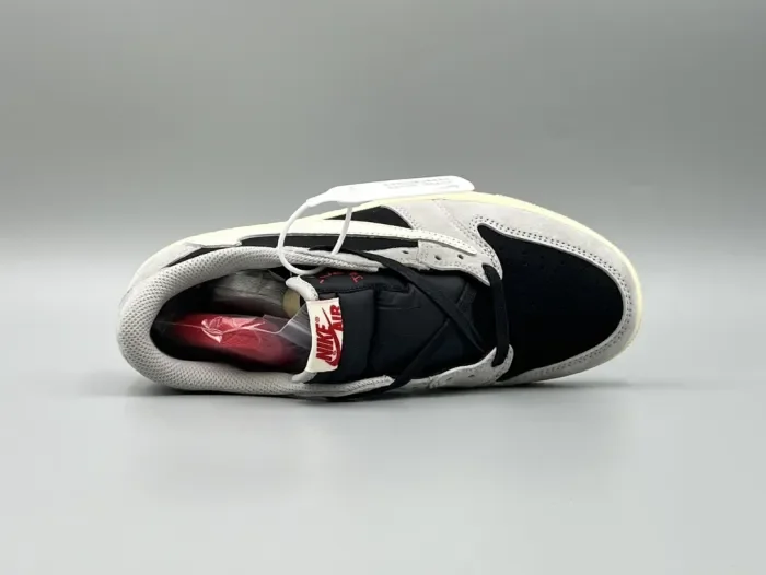 Travis Scott x Air Jordan 1 Grey