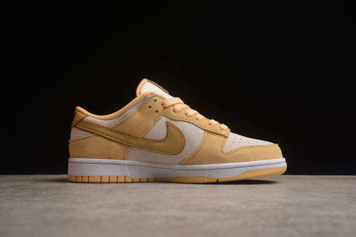 SB Dunk Low Gold Suede DV7411 200