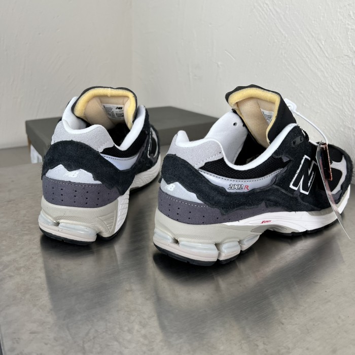 New Balance 2002R Protection Pack - Black / Grey - M2002RDJ
