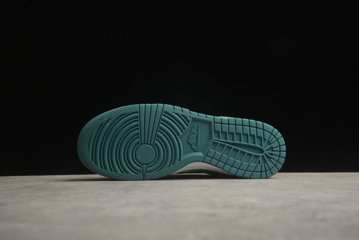 SB Dunk Low “Apple Green”