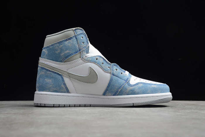 Air Jordan 1 Retro High OG Hyper Royal Sneaker 555088-402
