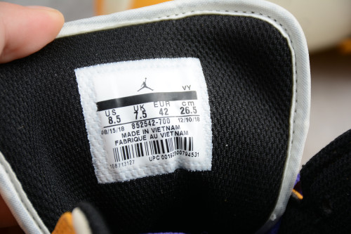 Air Jordan 1 Mid SE Lakers 852542-700