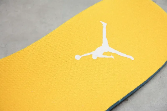 Air Jordan 3 Retro“Laser Orange” CK9246-108