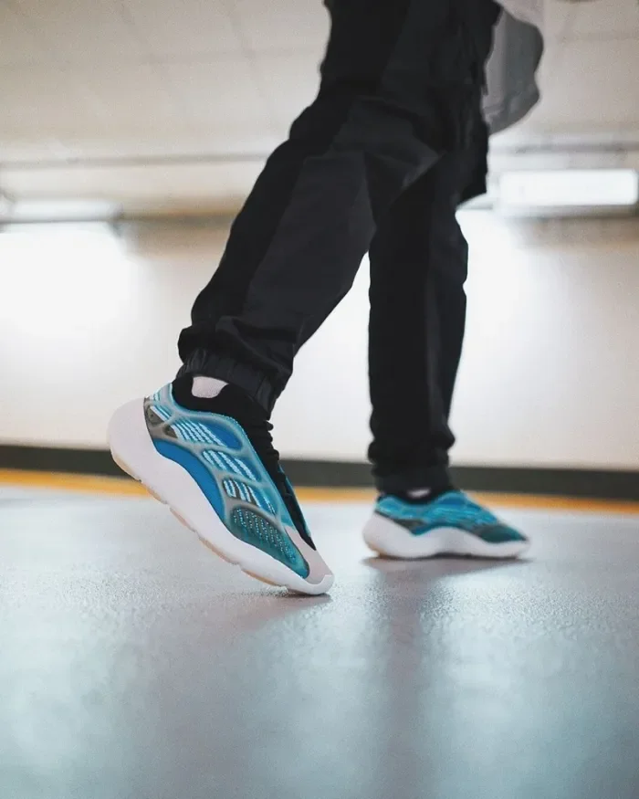 Yeezy Boost 700 V3 Arzare G54850