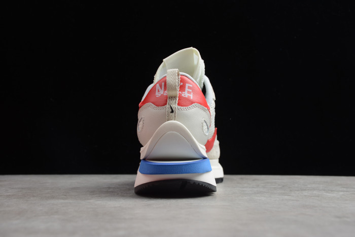 Nike x sacai Vaporwaffle 'Sail Sport Fuchsia' CV1363-100