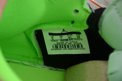 Air Jordan 1 Neutral Grey Gunsmoke Volt 555088-070