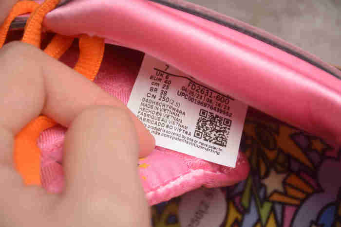 SB Dunk Low Pro QS Bubbles (FZ8320-400)