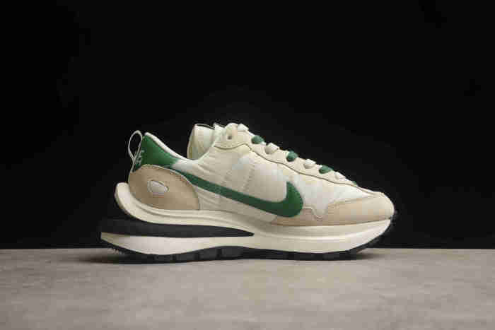 Sacai x Nike VaporWaffle 3.0 DD1875-102