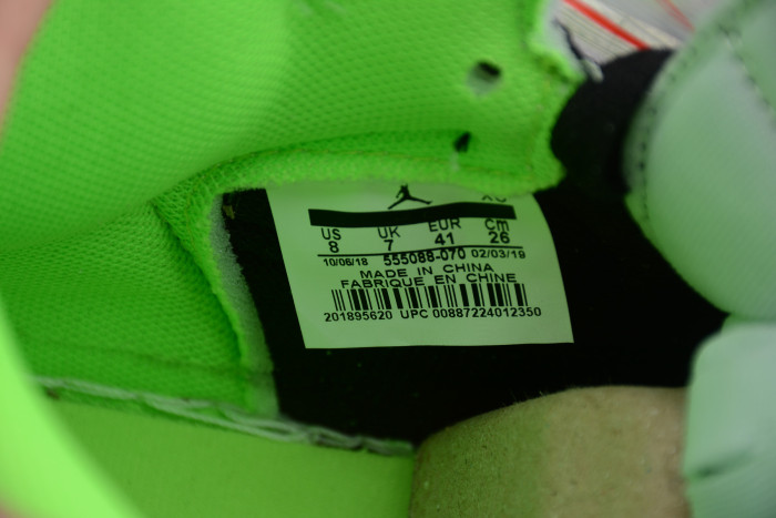 Air Jordan 1 Neutral Grey Gunsmoke Volt 555088-070