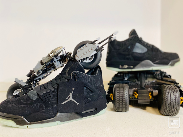 Air Jordan 4 Retro x KAWS Black 2017 (930155-001)