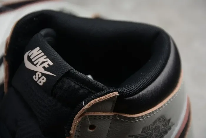 SB x Air Jordan 1 Retro High OG“Light Bone” CD6578-006