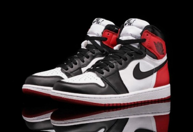 Air Jordan 1 Retro High OG Black Toe 555088-125