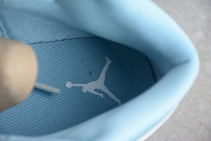 Air Jordan 1 Mid SE “Unc”