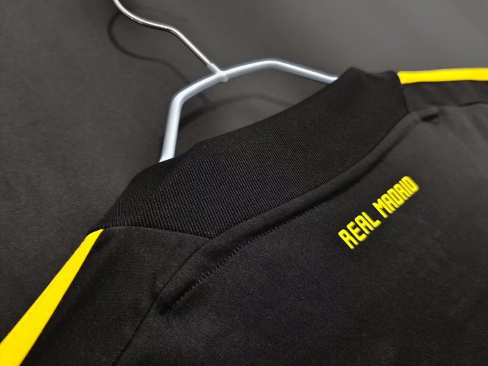 Real Madrid Retro Black Goalkeeper Jersey 2011/12