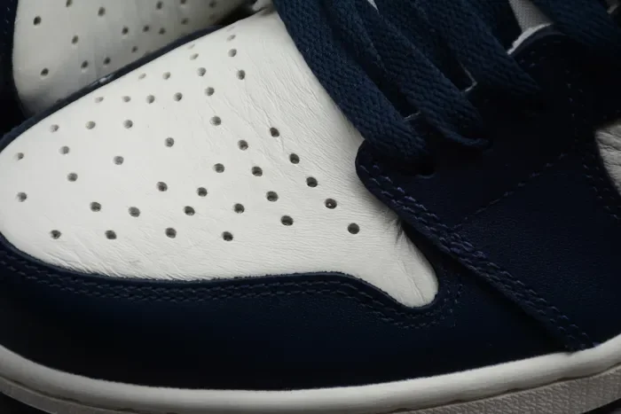 Air Jordan 1 Retro High OG Obsidian UNC 555088-140