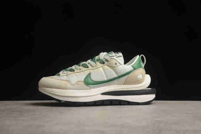 Sacai x Nike VaporWaffle 3.0 DD1875-102