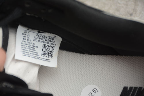 SB Dunk Low “Black Bat” FC1688 300