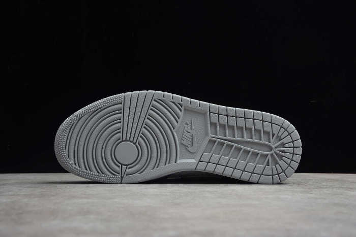 Air Jordan 1 Retro High OG Hyper Royal Sneaker 555088-402