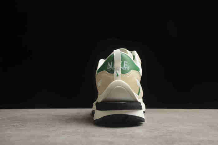 Sacai x Nike VaporWaffle 3.0 DD1875-102