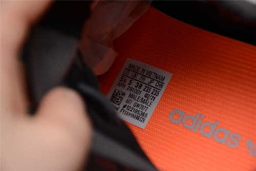 R20 YEEZY BOOST 350 V2 Black GW2872