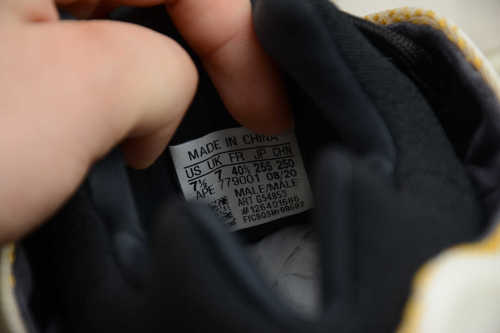 Yeezy Boost 700 V3 “Srphym” G54853