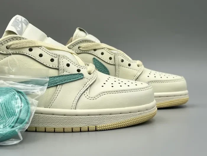 Travis Scott x Air Jordan 1 Beige