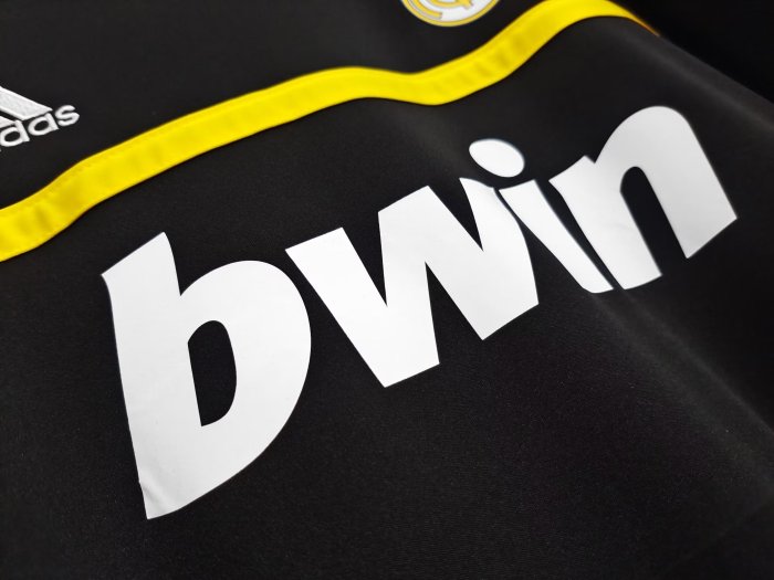 Real Madrid Retro Black Goalkeeper Jersey 2011/12