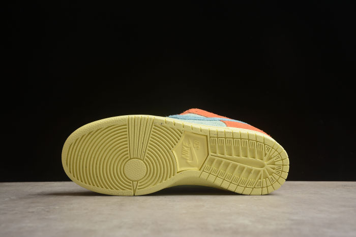 SB Dunk Low Pro PRM Orange and Emerald Rise DV5429-800