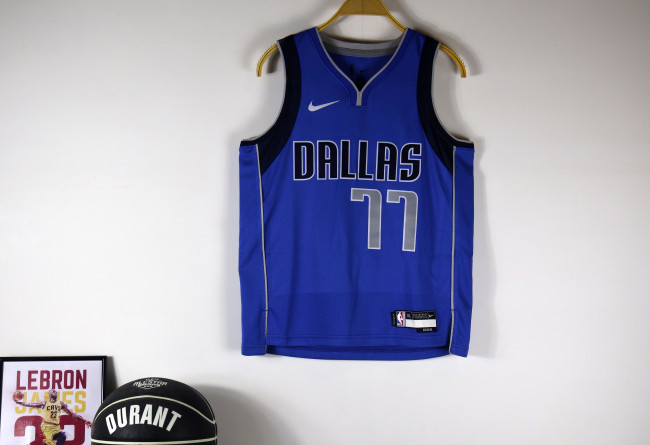 Dallas Mavericks Swingman Jersey Blue Association Edition 2021 NO.77 Dončić