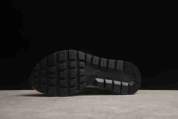 Sacai x Nike VaporWaffle 3.0 DD1875-102