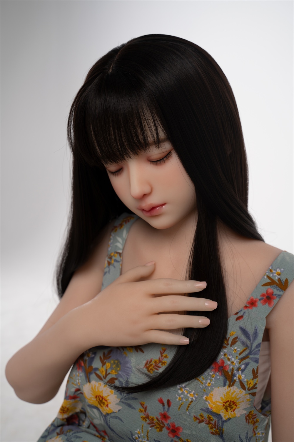 貧乳でスリムなセクシー人形