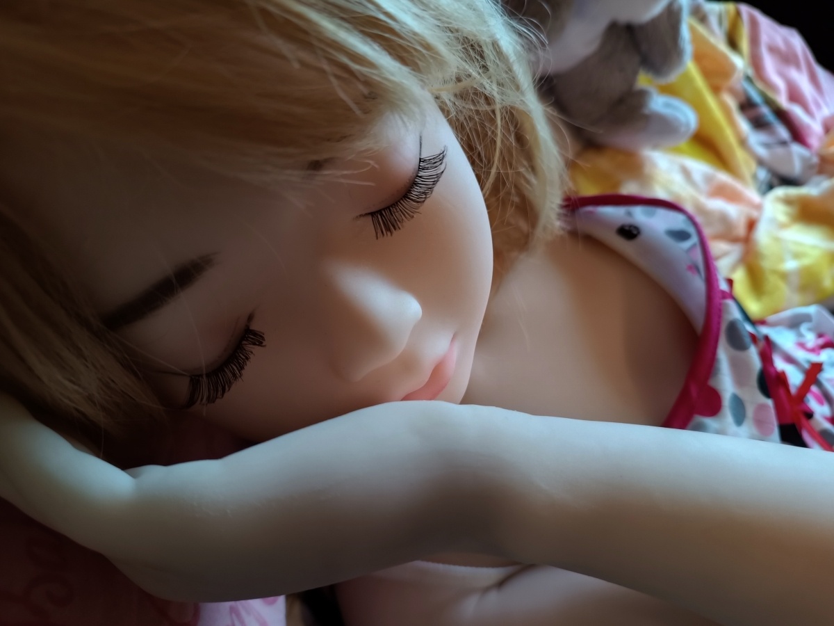 瞑り目リアルドール