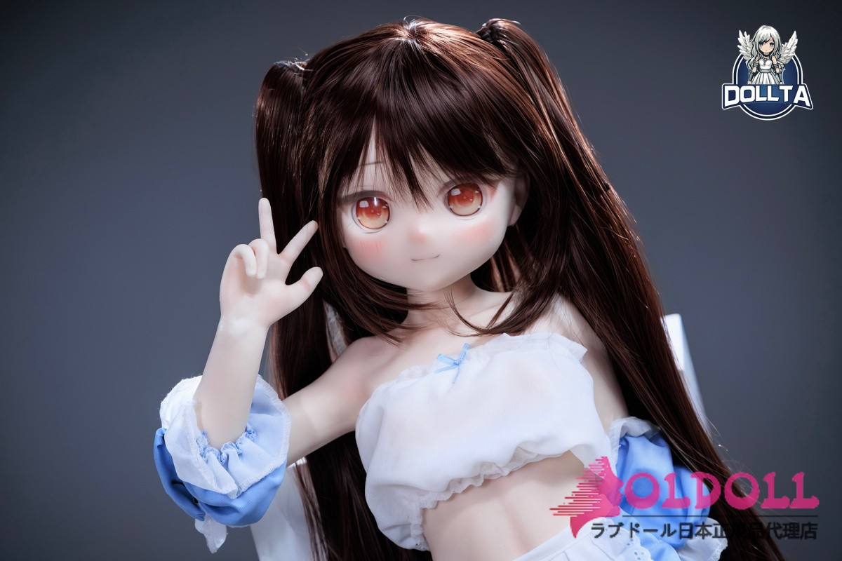 かわいい アニメドール 白いエプロン姿のツインテール少女