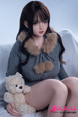Art-doll 165cm Eカップ A16春月(chunyue)ヘッド 軽量化リアル製ラブドール グレーコート姿でソファにくつろぐ清楚系等身大ドール