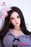 黒ストッキングドールの美脚ラインを映した撮影カット
