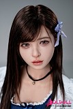 白メイドドレスを着たリアルドールの上品な全身スタイル
