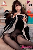 黒ストッキングスタイルの脚線美クローズアップ
