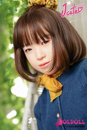 J cute AGD05美峰 149cm バスト平 シリコン製リアルドール レトロデニムコーデの清楚系ラブドール ロッキングチェアでくつろぐ 貧乳ドール