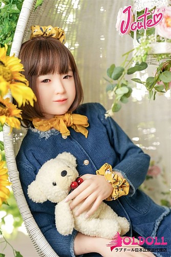 J cute AGD05美峰 149cm バスト平 シリコン製リアルドール レトロデニムコーデの清楚系ラブドール ロッキングチェアでくつろぐ 貧乳ドール