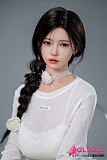 Fカップボディを採用した高身長ラブドールの立ち姿
