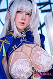 椅子に腰掛けて両腕を上げた銀髪ドール
