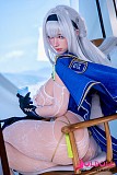 正面を見つめる美人ドールの落ち着いた表情
