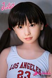 白タンクトップと赤ショートパンツが映えるツインテール姿