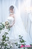 ベール越しに見える清楚な横顔が印象的なウェディングドール
