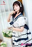 ウエストのくびれとすらりとした脚が映える可憐系ドールの上品な装い
